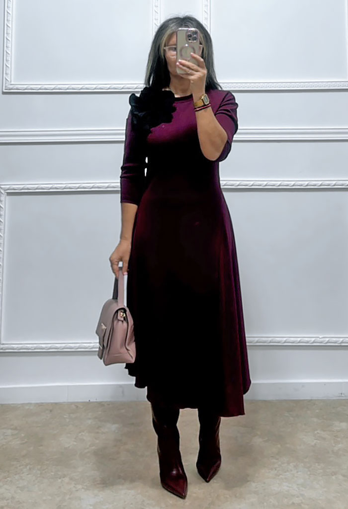 Ασύμμετρο φόρεμα με λουλούδι