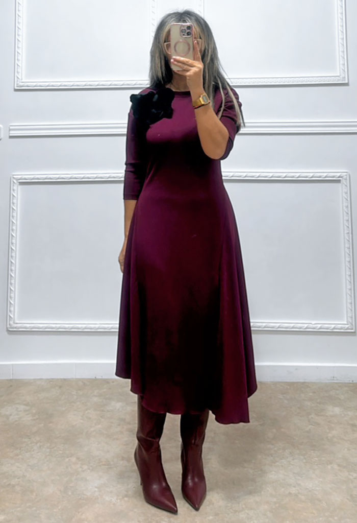 Ασύμμετρο φόρεμα με λουλούδι