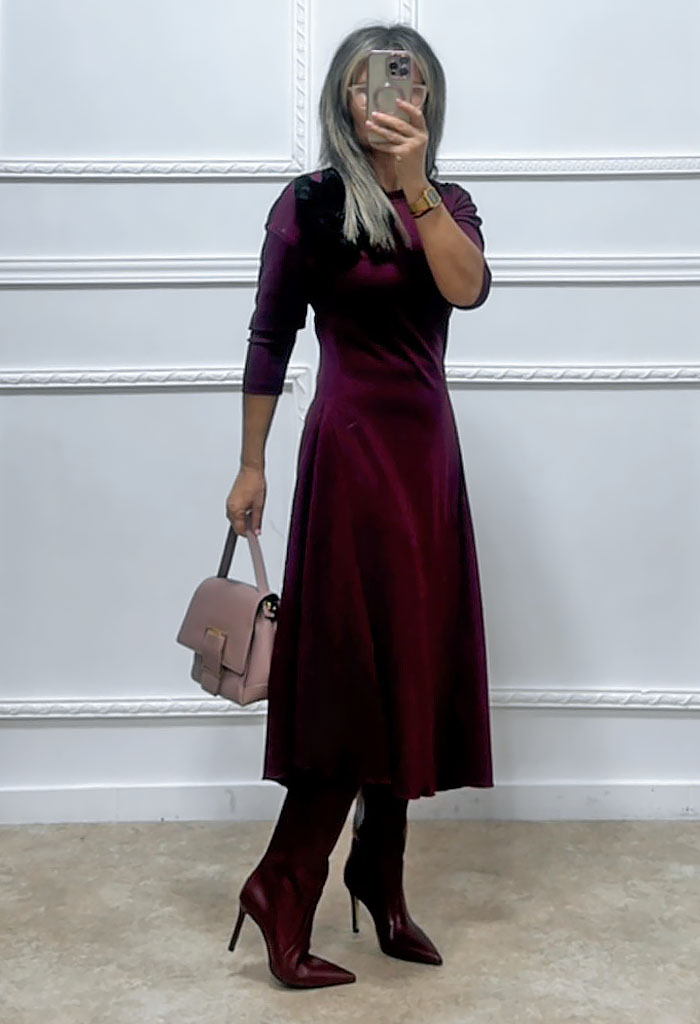 Ασύμμετρο φόρεμα με λουλούδι