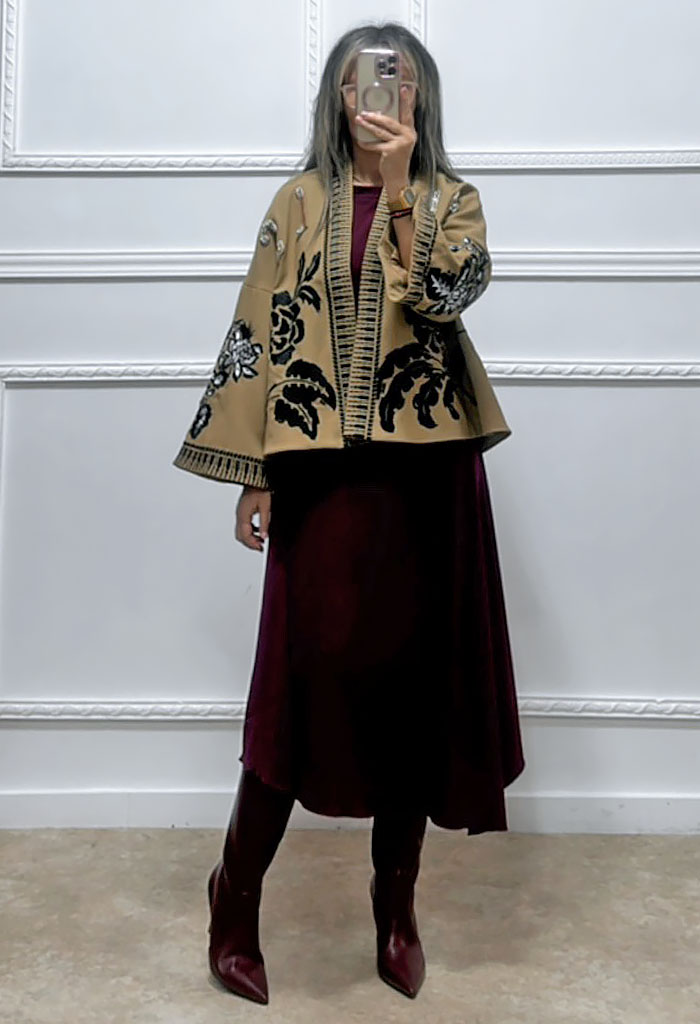 Ασύμμετρο φόρεμα με λουλούδι