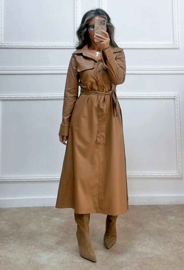 Midi δερμάτινη φόρεμα με κουμπιά