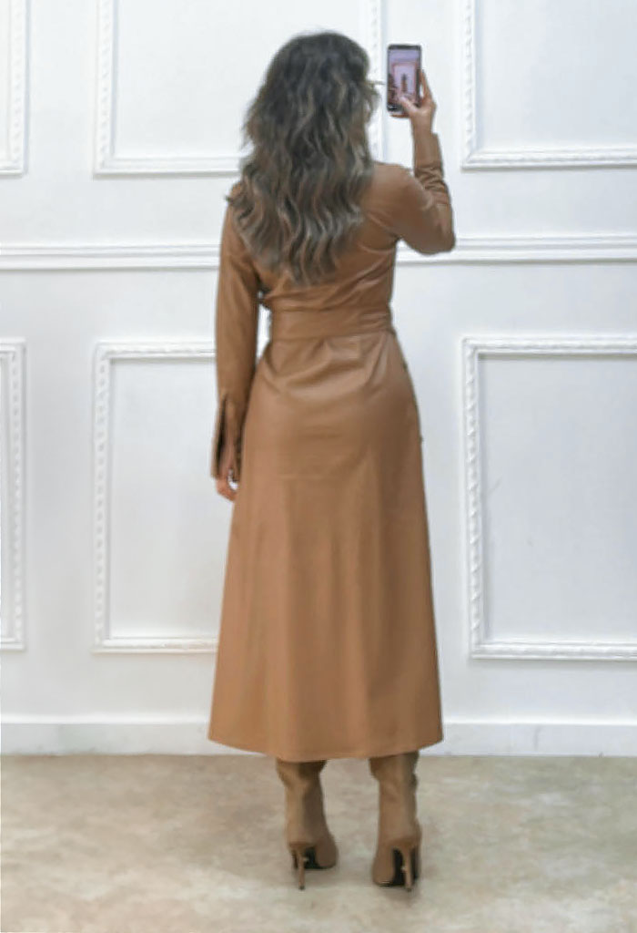 Midi δερμάτινη φόρεμα με κουμπιά