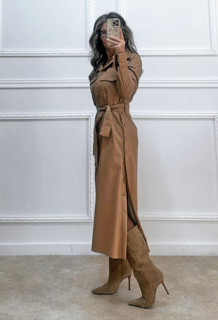 Midi δερμάτινη φόρεμα με κουμπιά