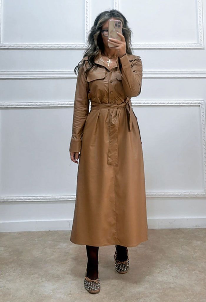 Midi δερμάτινη φόρεμα με κουμπιά