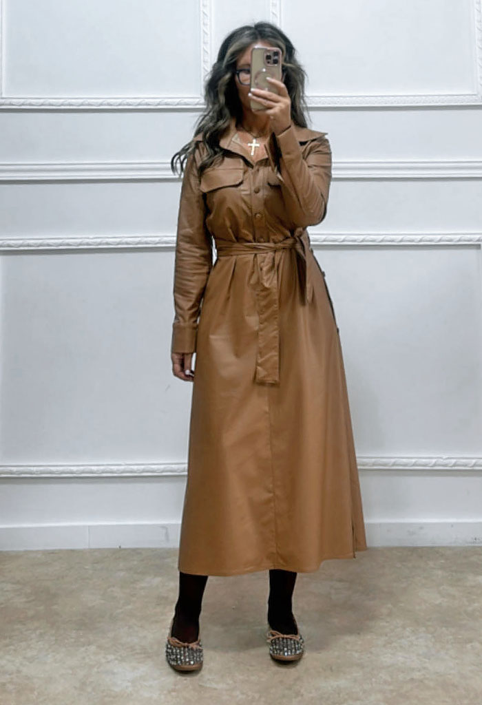 Midi δερμάτινη φόρεμα με κουμπιά