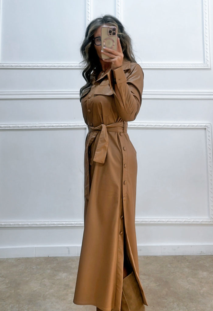 Midi δερμάτινη φόρεμα με κουμπιά