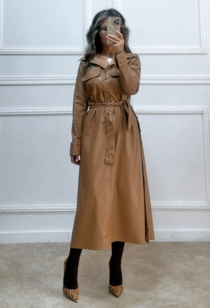 Midi δερμάτινη φόρεμα με κουμπιά