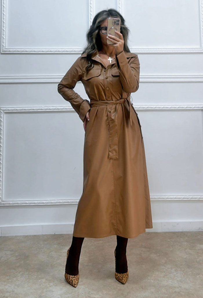 Midi δερμάτινη φόρεμα με κουμπιά