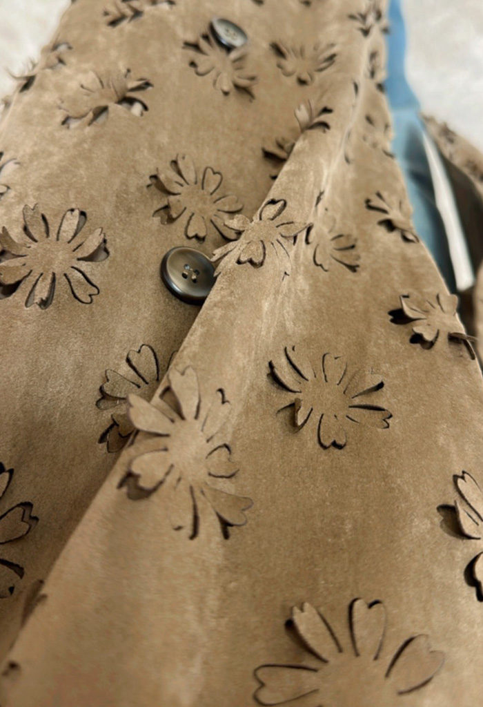 Πανωφόρι σουέτ με διάτρητο σχέδιο