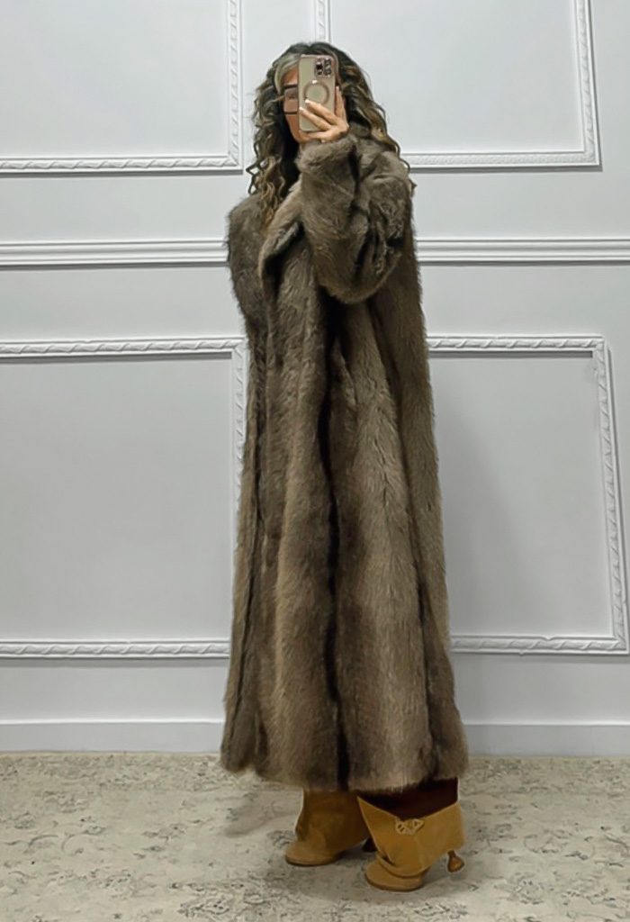 Μακριά oversized γούνα Μακριά oversized γούνα