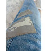 Τζιν παντελόνι με λεπτομέρειες