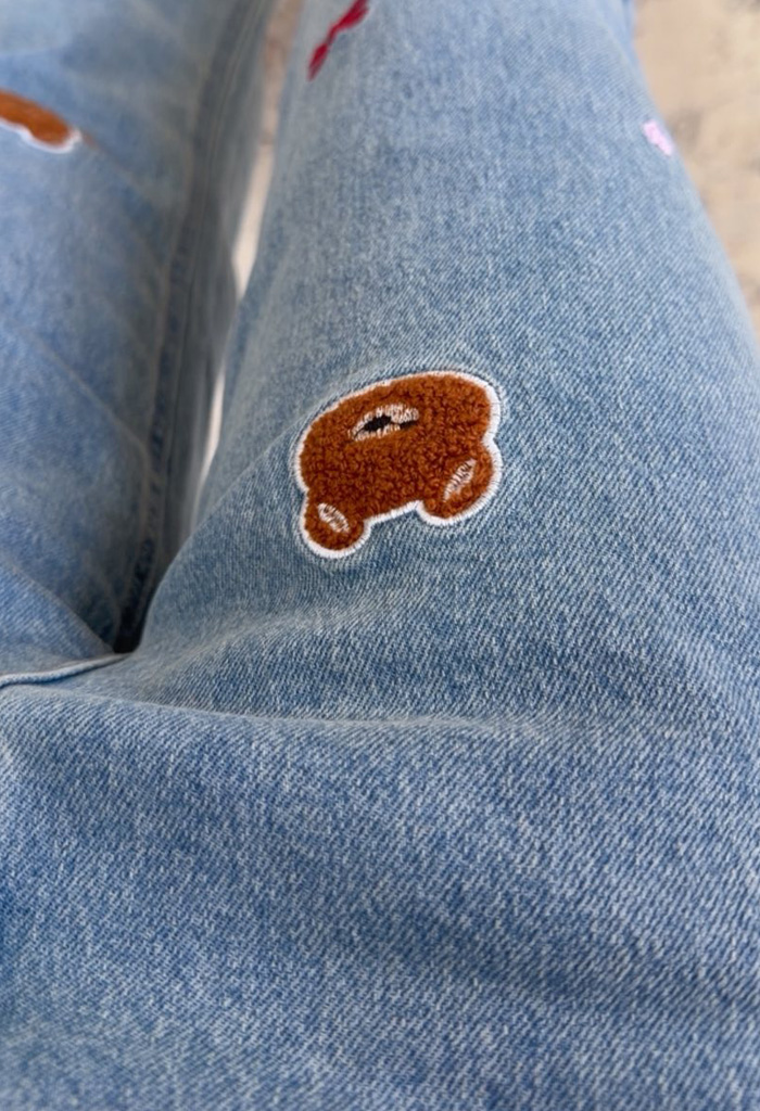 Τζιν παντελόνι με λεπτομέρειες