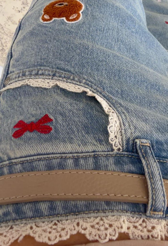 Τζιν παντελόνι με λεπτομέρειες