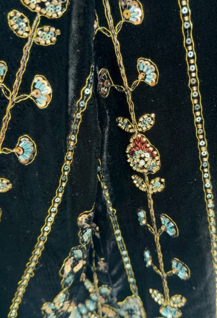 Βελούδινο πανωφόρι με παγιέτες Βελούδινο πανωφόρι με παγιέτες