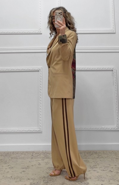 Παντελόνα με ρίγα μπεζ Παντελόνα με ρίγα μπεζ